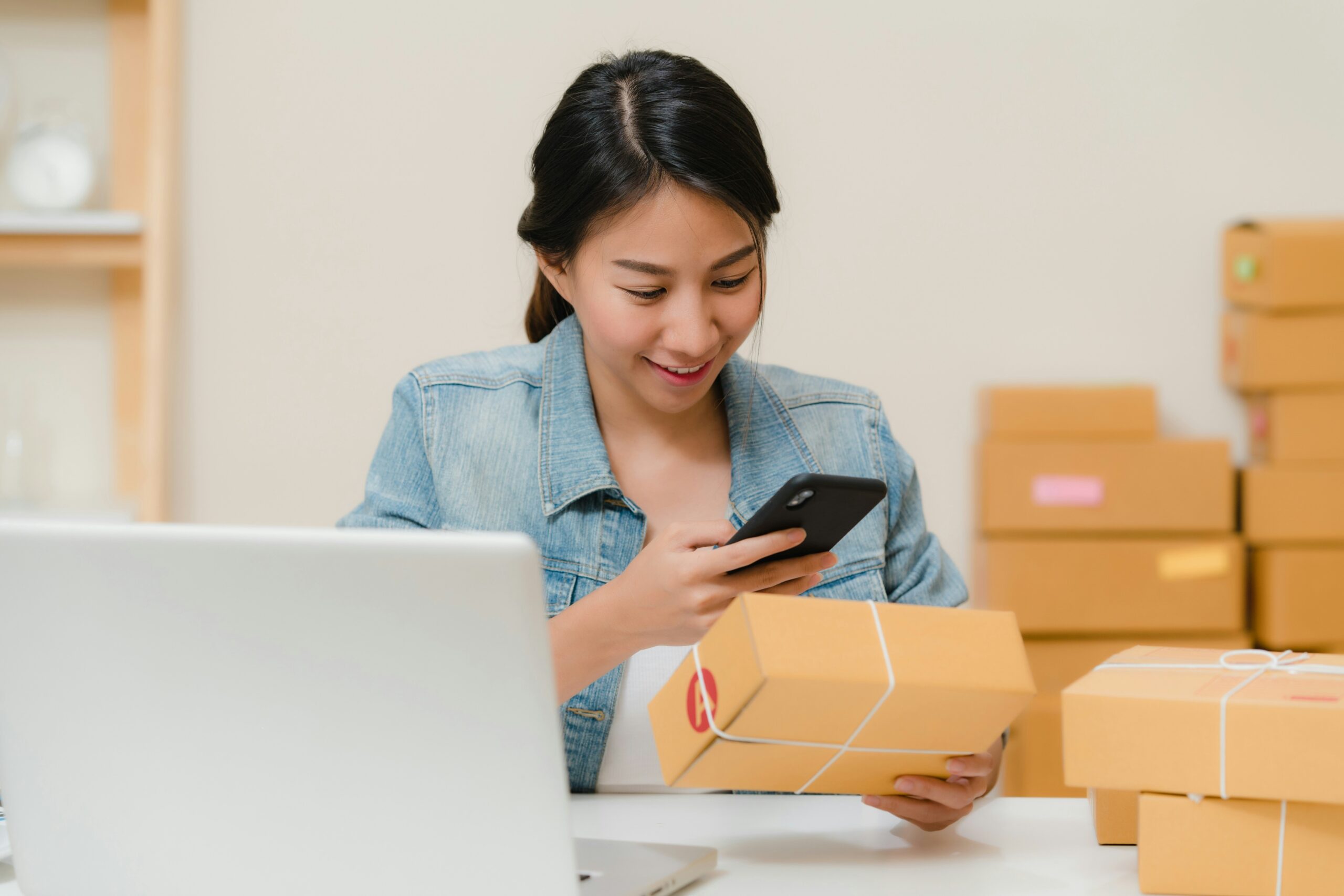 How to Set Up and Maximize SMS Notifications in Order Tracking